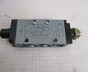 Пневмораспределитель
5/2-Kugelstößelventil für Schalttafeleinbau
1/8