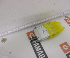 Пневмоцилиндр
Ovalzylinder,
Kolbenstange verchromt mit
Außengewinde
doppeltwirkend
D=32mm Hub=254mm Univer